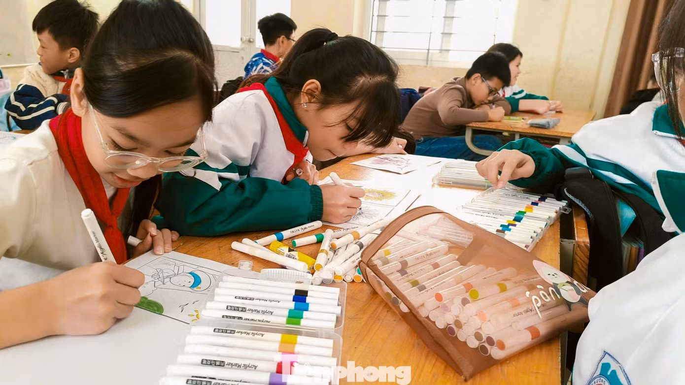 Mỗi giờ ra chơi, các em tranh thủ viết những tình cảm của mình gửi các chú bộ đội hải quân.