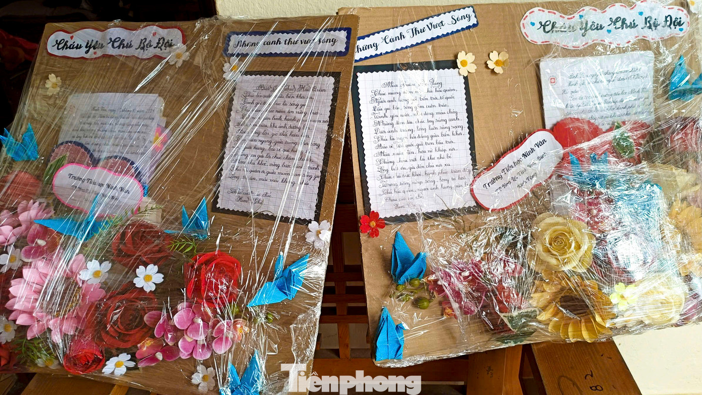 Những lá thư được gói ghém, trang trí cẩn thận của các em. Những lá thư được gói ghém, trang trí cẩn thận của các em.