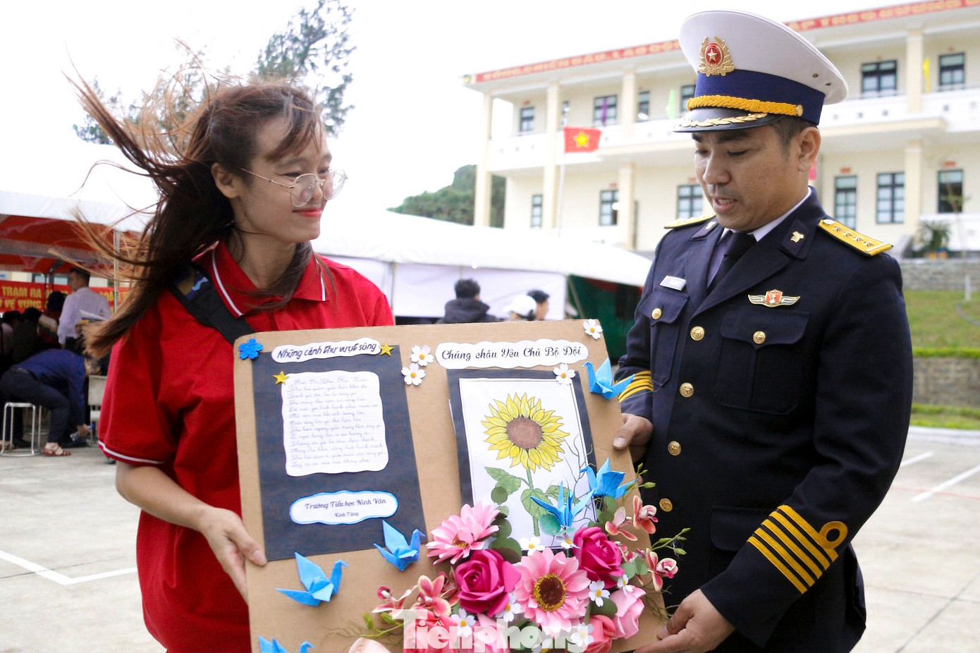 Cầm trên tay lá thư của các em, Đại úy Trần Công Tài đầy bồi hồi, xúc động. Cầm trên tay lá thư của các em, Đại úy Trần Công Tài đầy bồi hồi, xúc động.