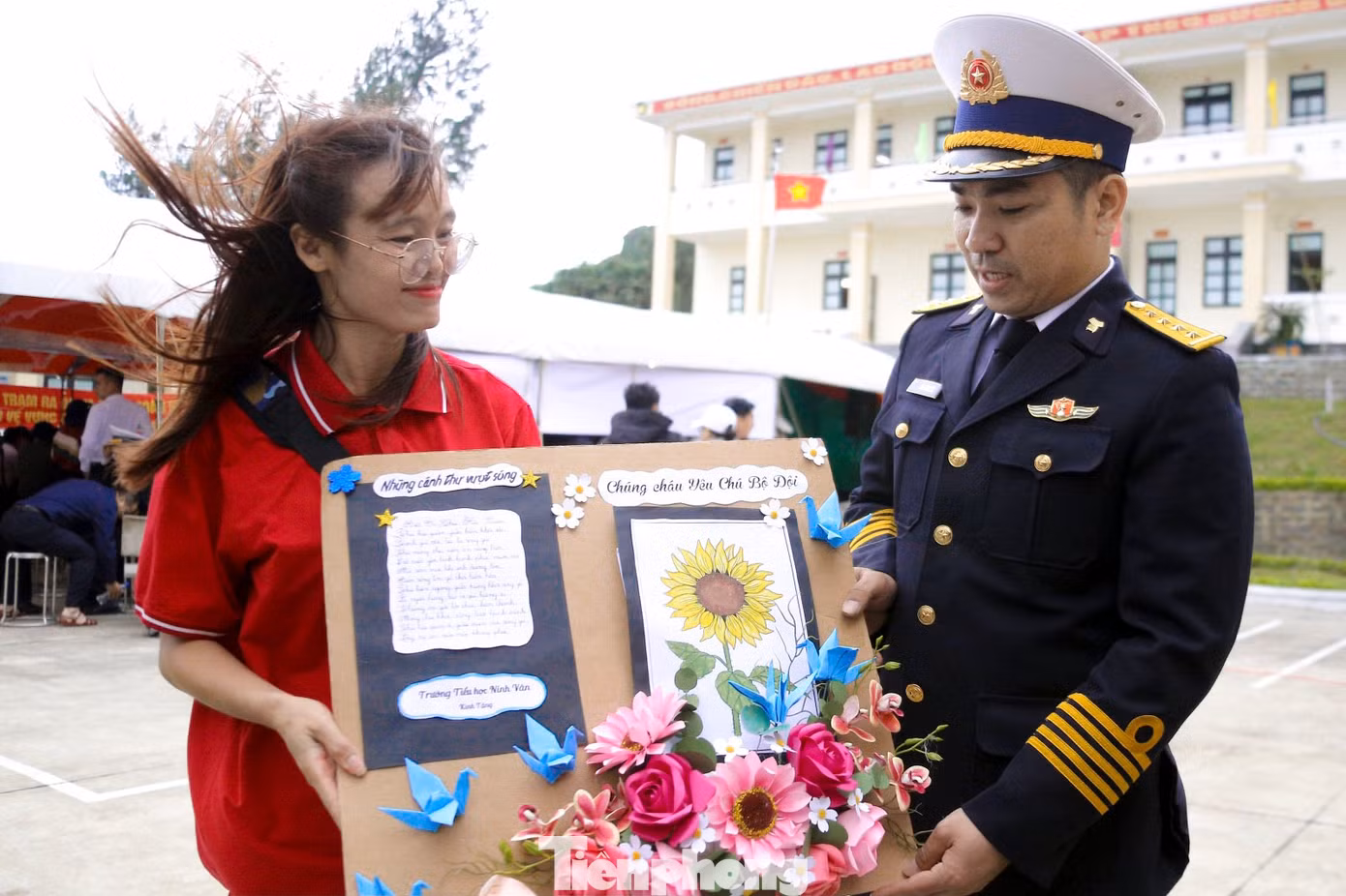 Cầm trên tay lá thư của các em, Đại úy Trần Công Tài đầy bồi hồi, xúc động.