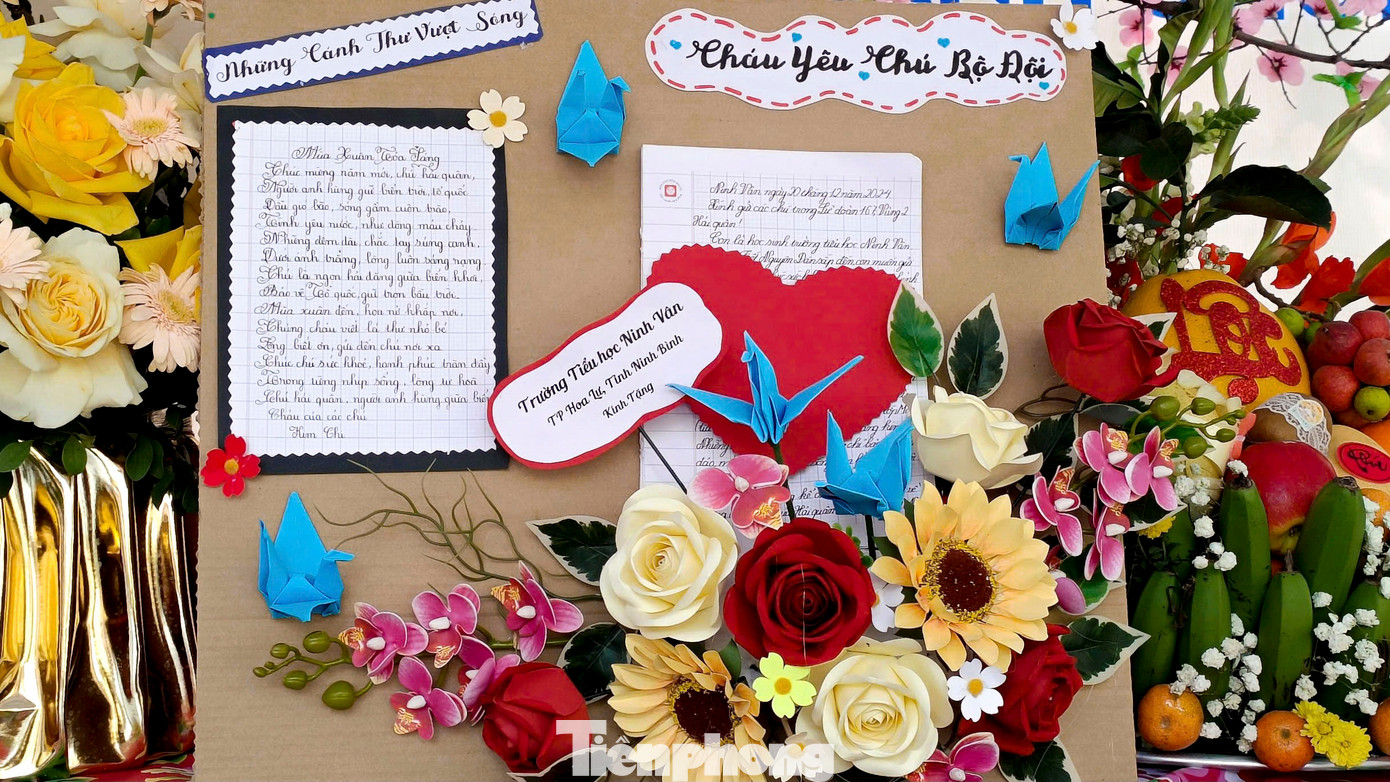 Những lá thư được gói ghém, trang trí cẩn thận của các em. Những lá thư được gói ghém, trang trí cẩn thận của các em.