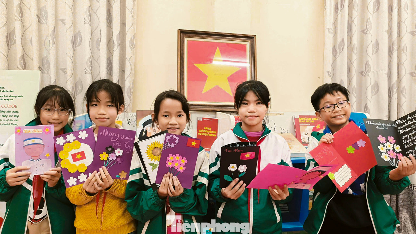 Những tấm thiệp mang tình cảm chân thành mà các em muốn gửi đến các chú cán bộ, chiến sĩ. Những tấm thiệp mang tình cảm chân thành mà các em muốn gửi đến các chú cán bộ, chiến sĩ.