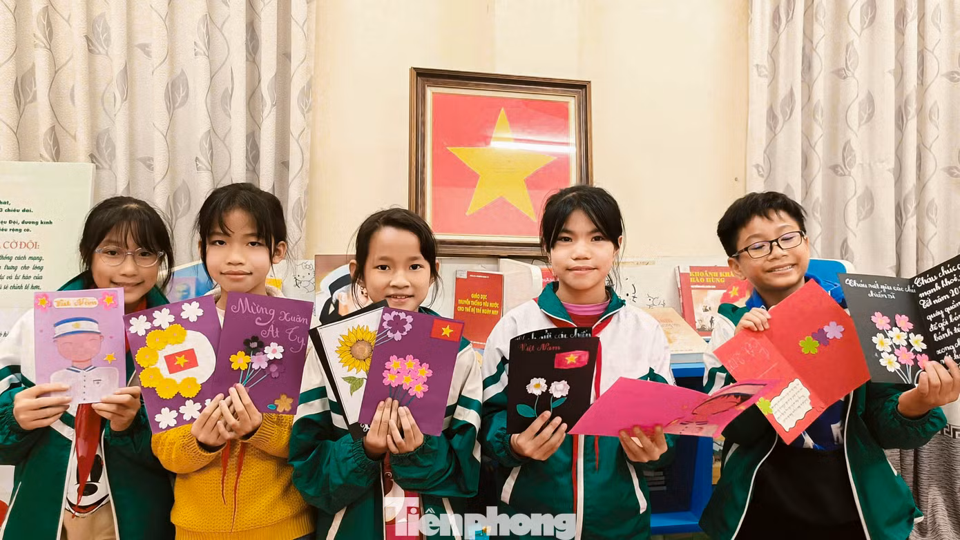 Những tấm thiệp mang tình cảm chân thành mà các em muốn gửi đến các chú cán bộ, chiến sĩ.