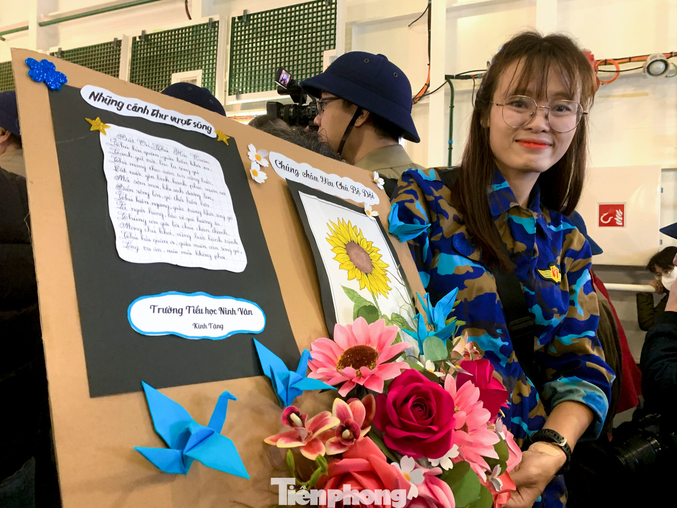 Cô giáo Ngọc chuyển thư của các em học sinh đến với chiến sĩ hải quân. Cô giáo Ngọc chuyển thư của các em học sinh đến với chiến sĩ hải quân.