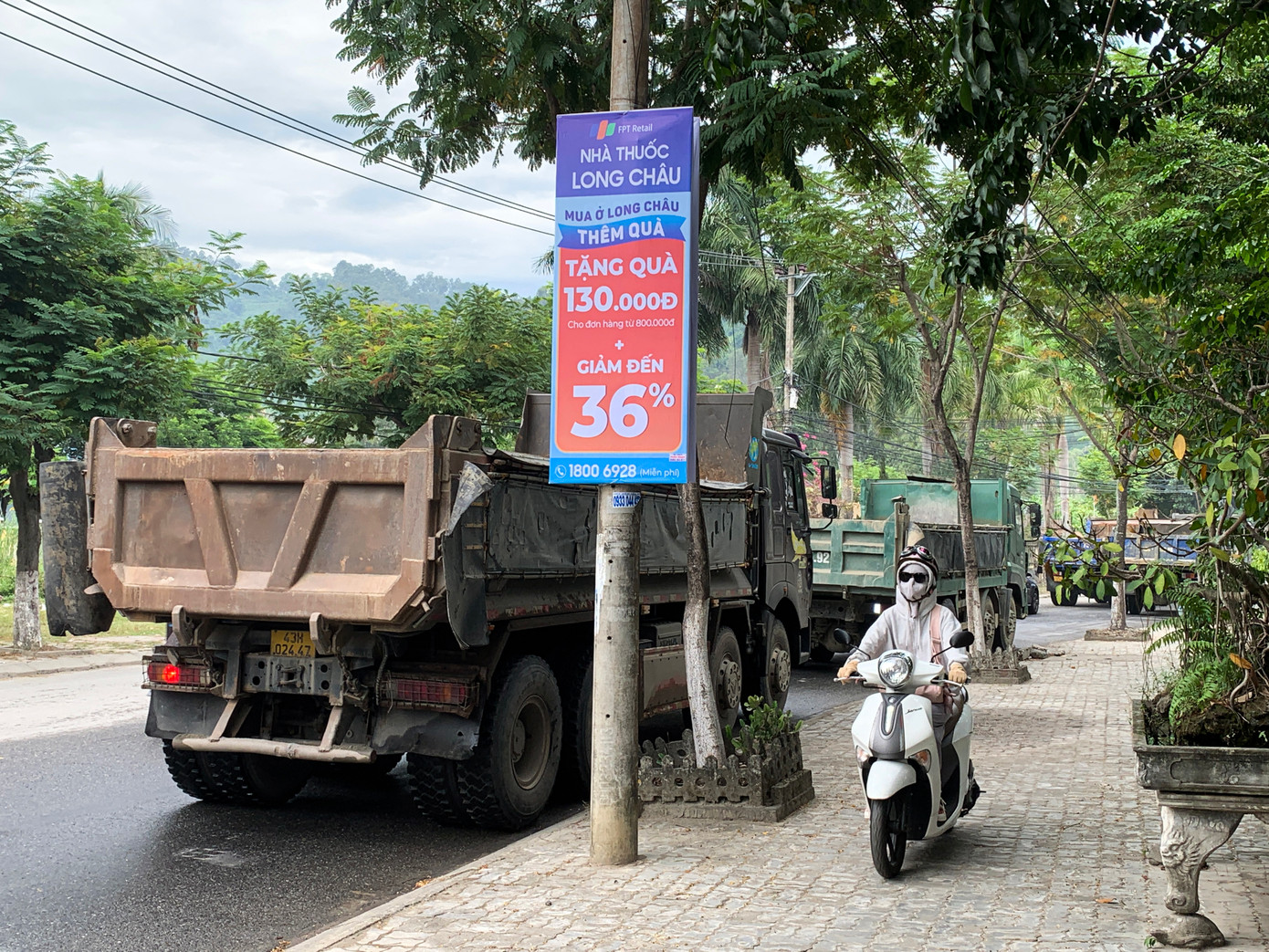 Theo ông Linh, mỏ đá Phước Tường đóng trên địa bàn phường Hòa Phát lâu nay, tuy mỏ đã đóng, nhưng hiện tại vẫn cho xe vào để tận thu đá đã khai thác trước đó nên xảy ra tình trạng ùn tắc. Các đoàn xe có trọng tải lớn ra vào để mua đá khiến tuyến đường không còn lối đi, người dân phải leo lên lề đường để lưu thông.
