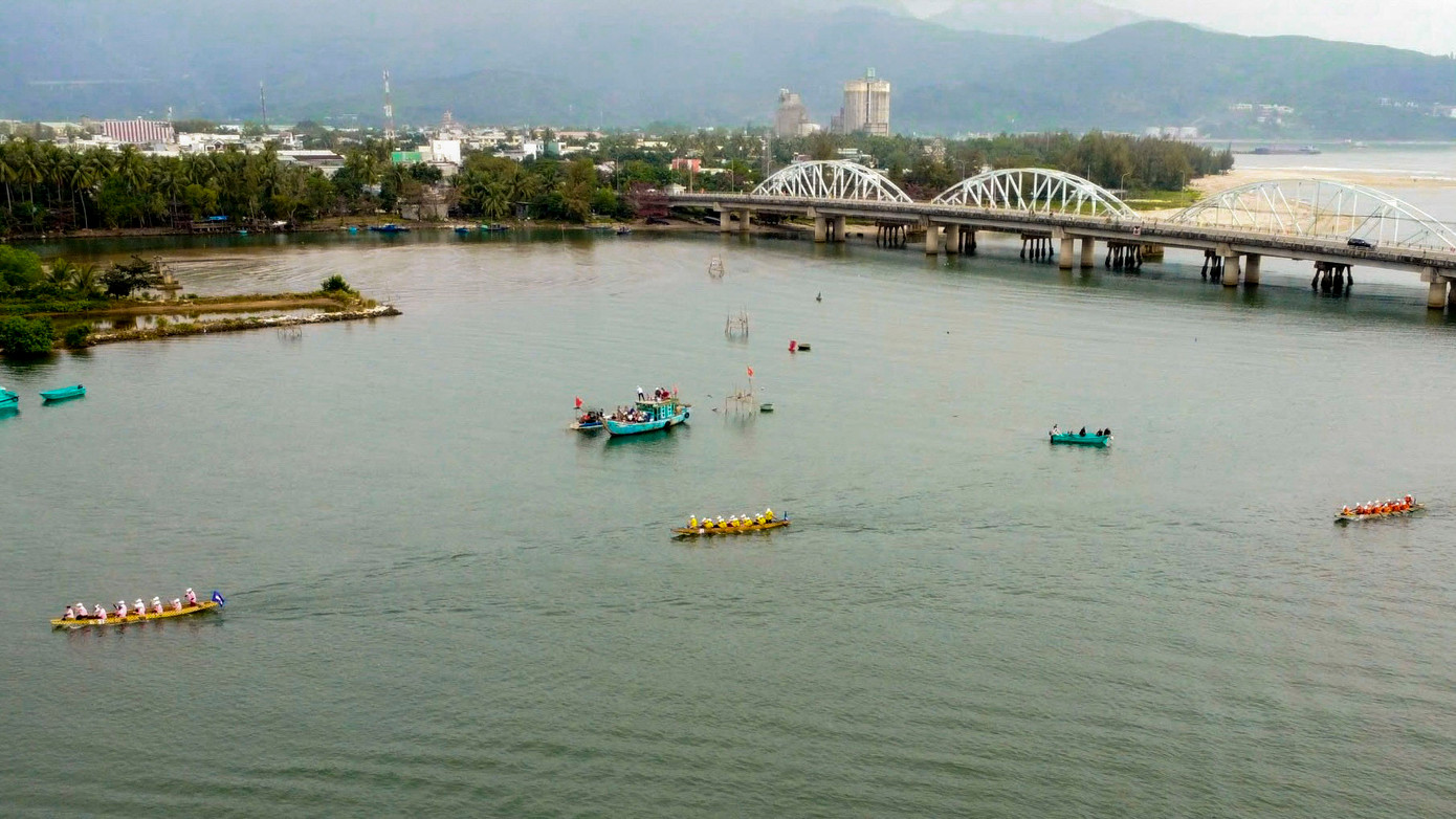 Năm nay, giải đua có sự tham gia của các đội thuyền nam, thuyền đua nữ đến từ các xã Hòa Bắc, Hòa Liên (huyện Hòa Vang), quận Ngũ Hành Sơn, quận Cẩm Lệ, phường Hòa Hiệp Nam, phường Hòa Hiệp Bắc (quận Liên Chiểu).