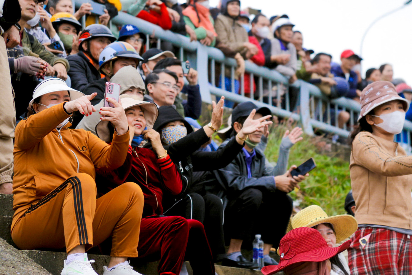 Những tiếng hò reo, cổ vũ của nhiều người làm không khí trở nên sôi động hơn.