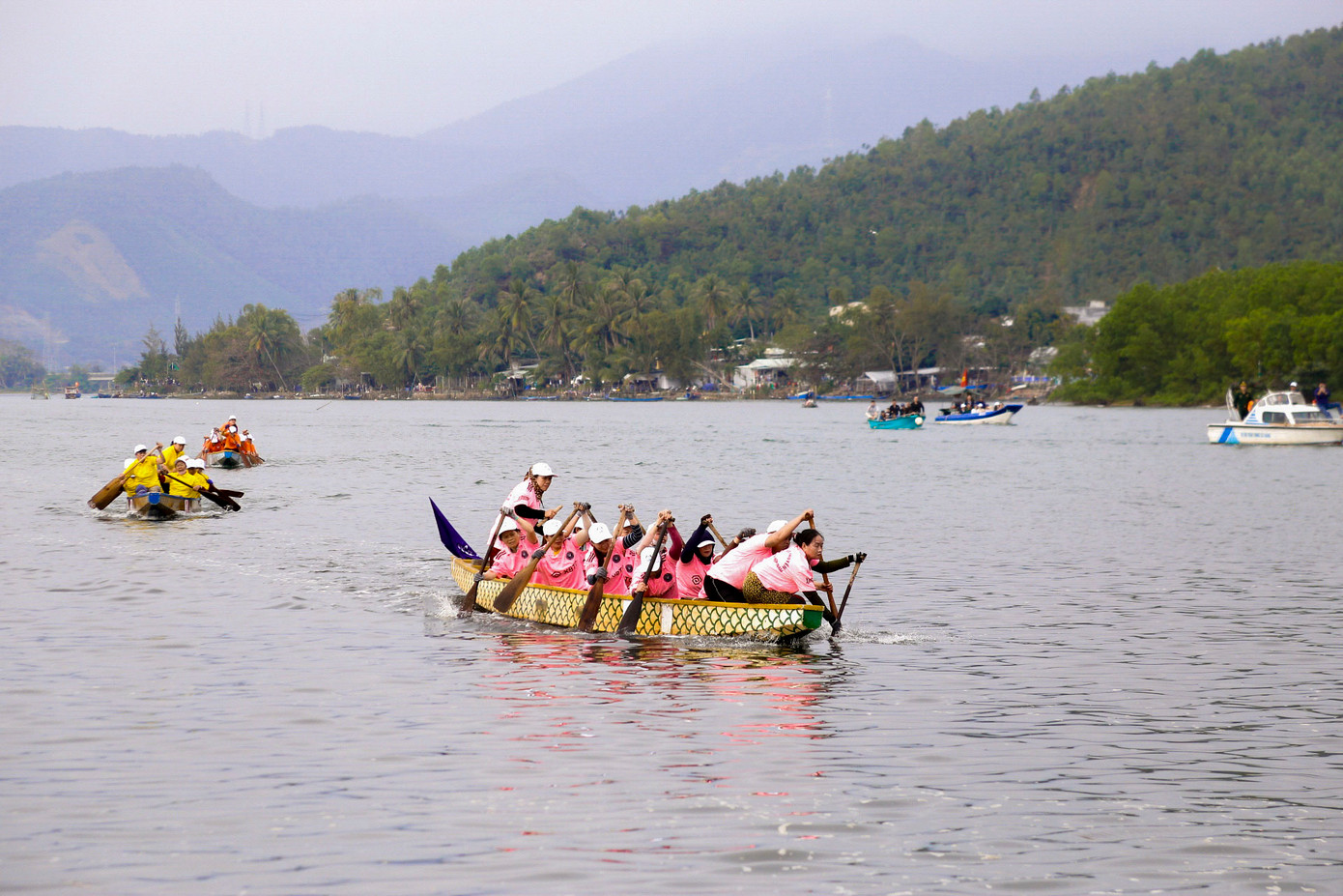 Các đội đã thi đấu hết mình, mang đến nhiều cảm xúc cho người đến xem và cổ vũ.