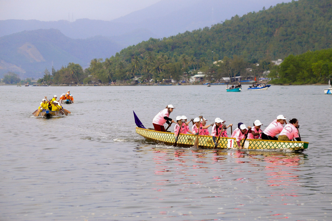 Năm nay, giải đua có sự tham gia của các đội thuyền nam, thuyền đua nữ đến từ các xã Hòa Bắc, Hòa Liên (huyện Hòa Vang), quận Ngũ Hành Sơn, quận Cẩm Lệ, phường Hòa Hiệp Nam, phường Hòa Hiệp Bắc (quận Liên Chiểu).
