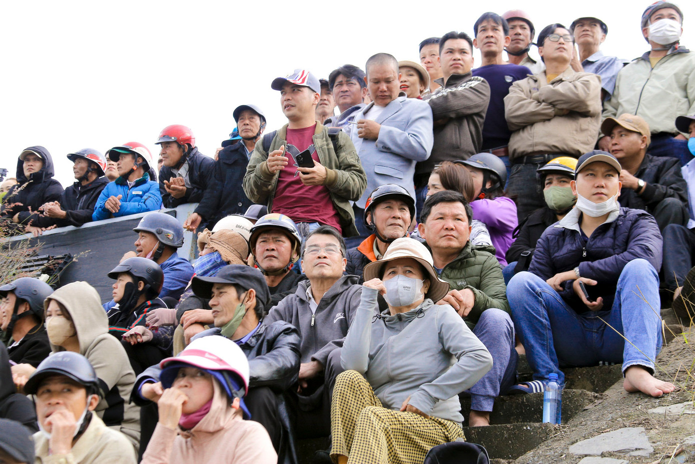 Đông đảo người dân đến trên cầu Nam Ô để cổ vũ cho đội thuyền của mình thi đấu.