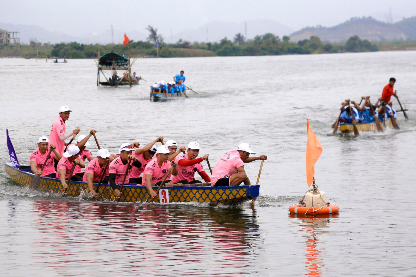 Năm nay, giải đua có sự tham gia của các đội thuyền nam, thuyền đua nữ đến từ các xã Hòa Bắc, Hòa Liên (huyện Hòa Vang), quận Ngũ Hành Sơn, quận Cẩm Lệ, phường Hòa Hiệp Nam, phường Hòa Hiệp Bắc (quận Liên Chiểu).