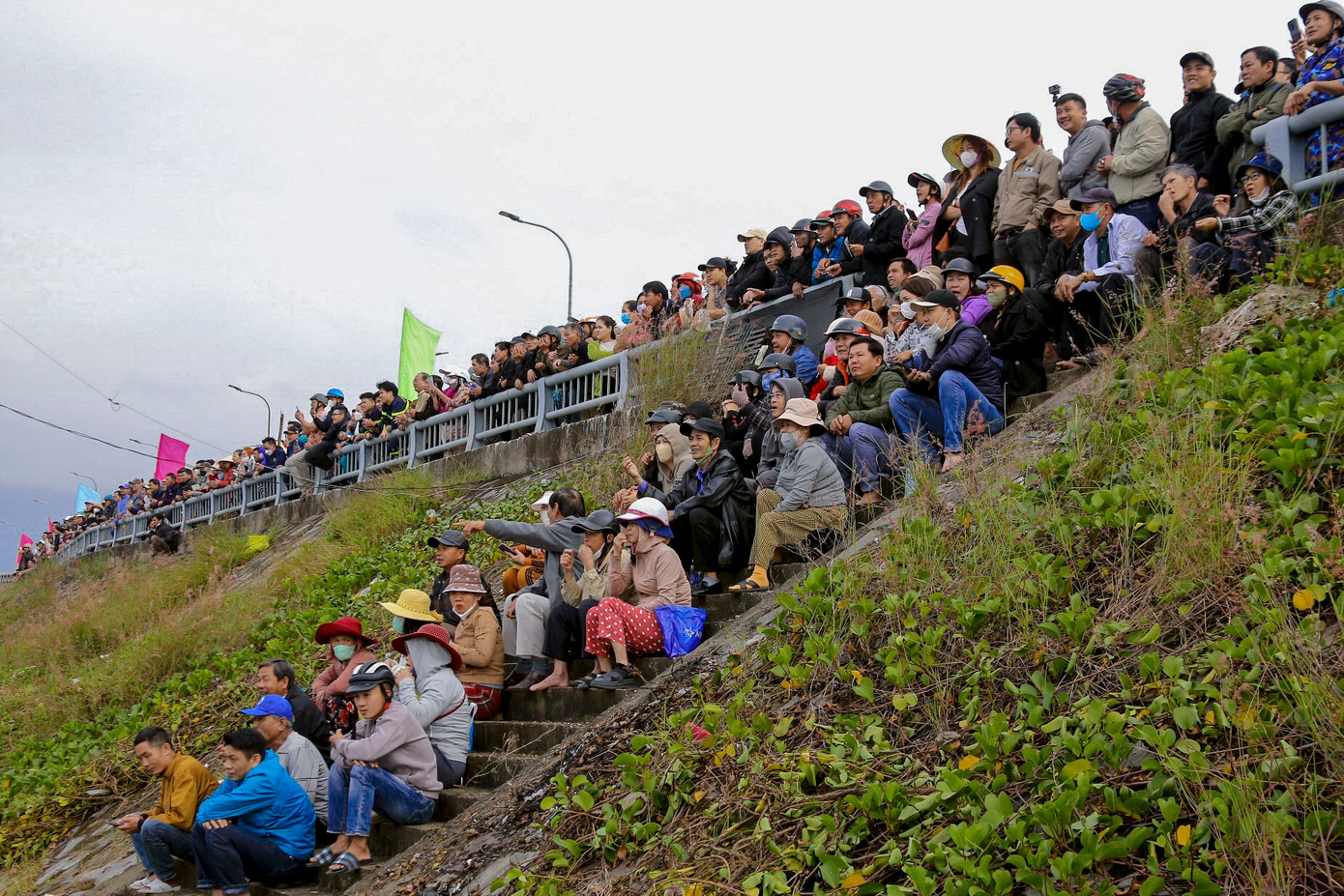 Từ sáng sớm, hàng nghìn người dân đã chen chân xem đua thuyền trên cầu Nam Ô (quận Liên Chiểu). Giải đua thuyền diễn ra trong những ngày đầu năm mới tạo ra không khí hứng khởi tươi vui.