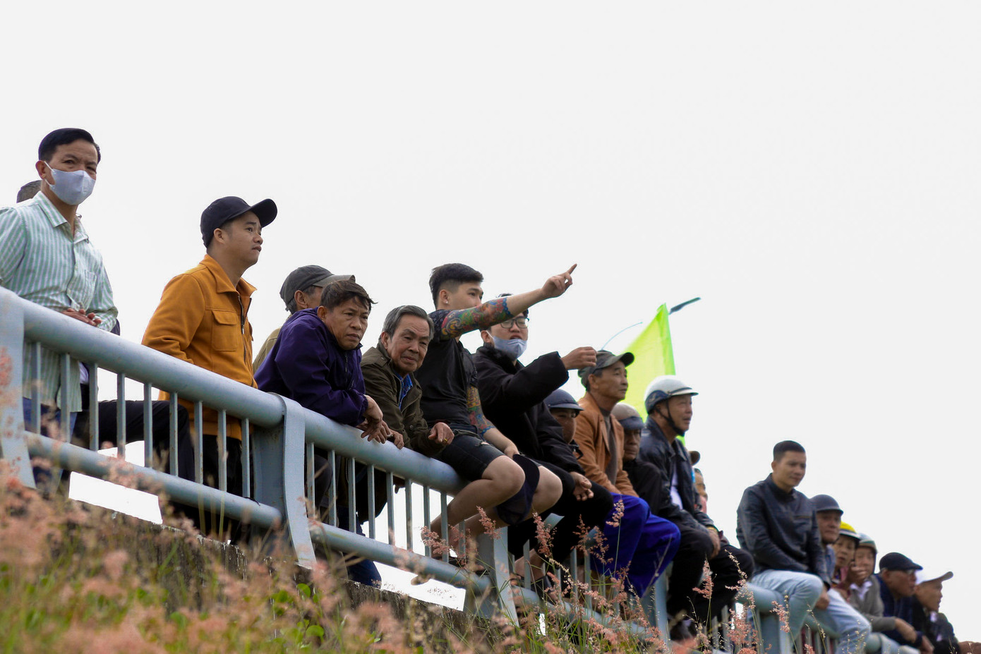 Đông đảo người dân đến trên cầu Nam Ô để cổ vũ cho đội thuyền của mình thi đấu.