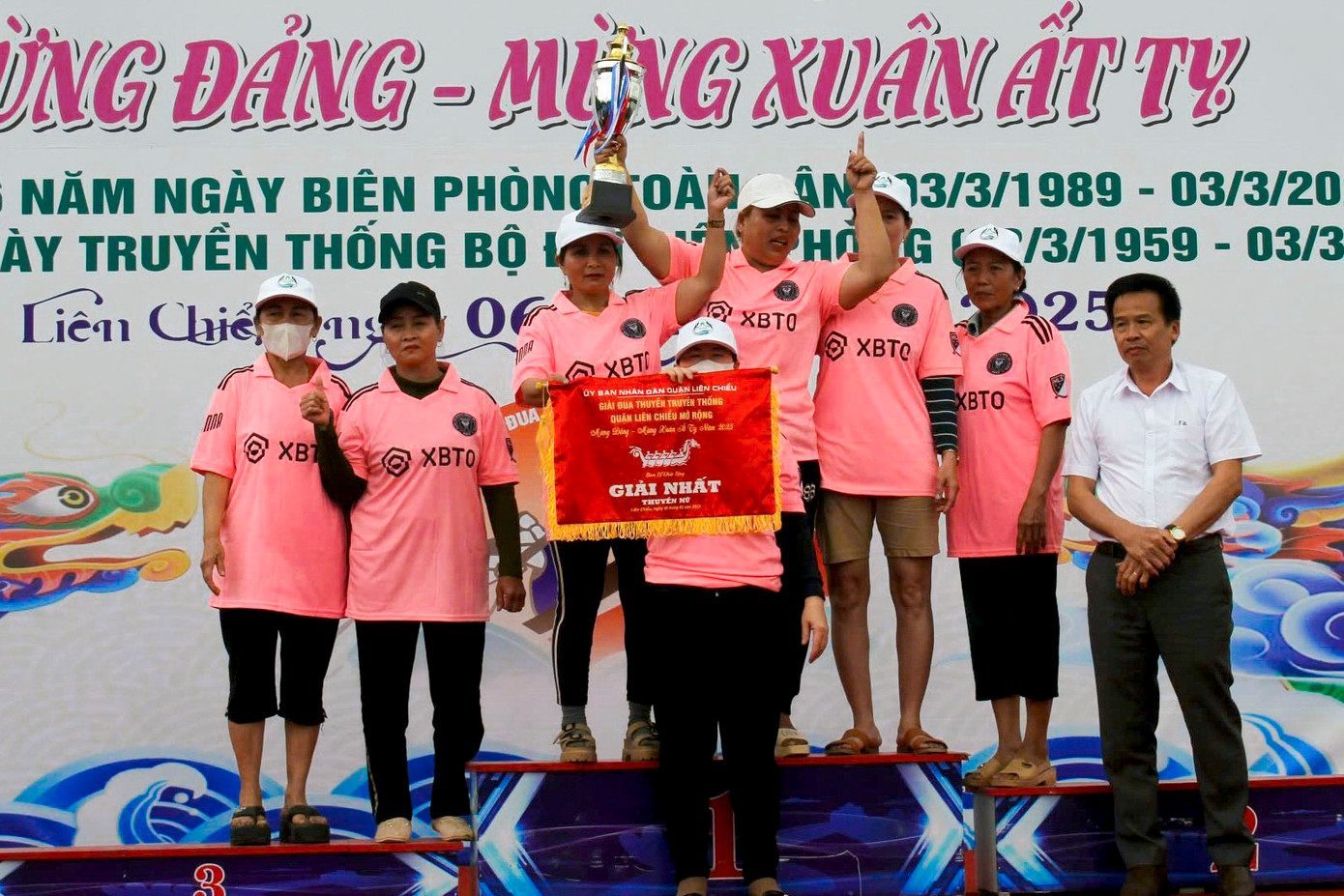 Kết thúc giải đua thuyền truyền thống, cả đội nam và nữ phường Hòa Hiệp Nam (quận Liên Chiểu) đều đã giành giải nhất.