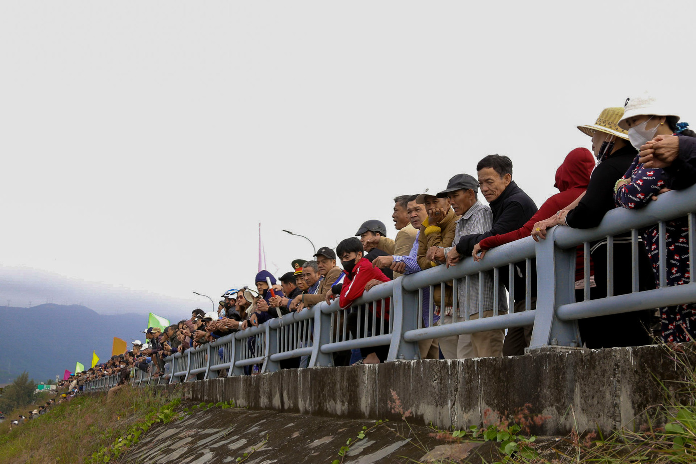 Đông đảo người dân đến trên cầu Nam Ô để cổ vũ cho đội thuyền của mình thi đấu.