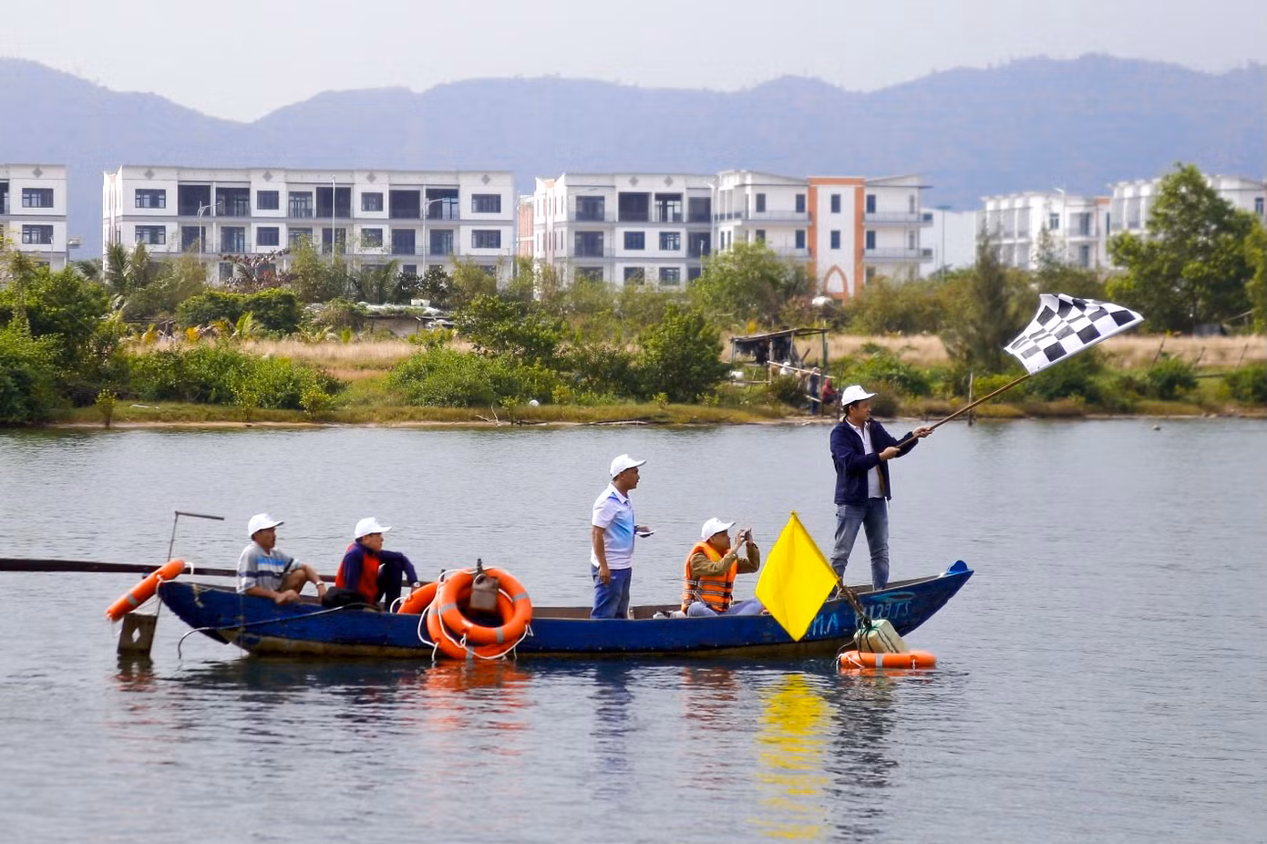 Những tiếng hò reo, cổ vũ của nhiều người làm không khí trở nên sôi động hơn.