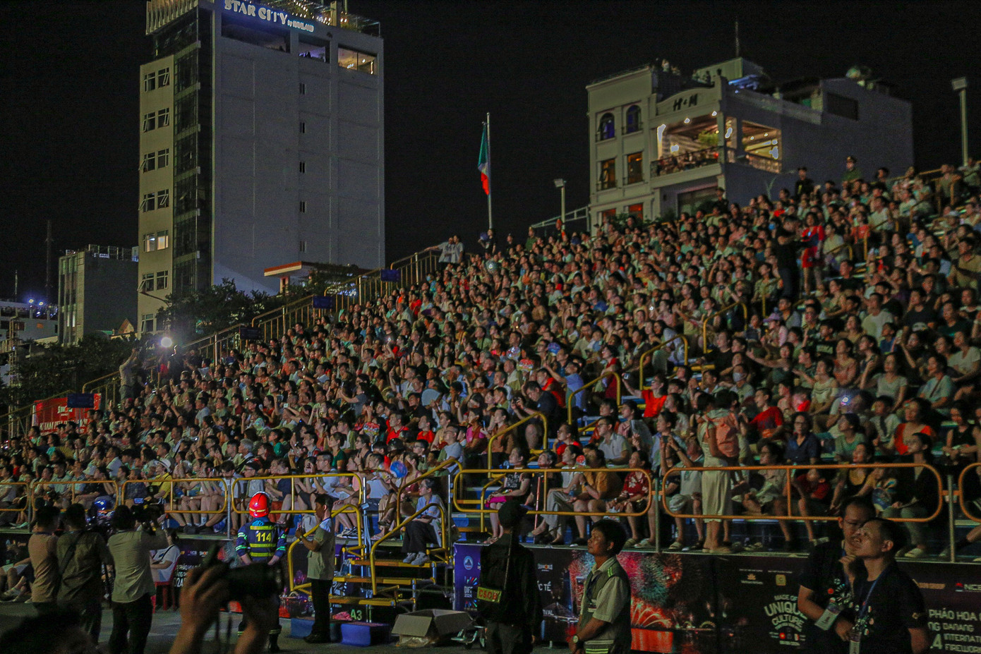 Khán giả lấp kín khán đài xem pháo hoa.