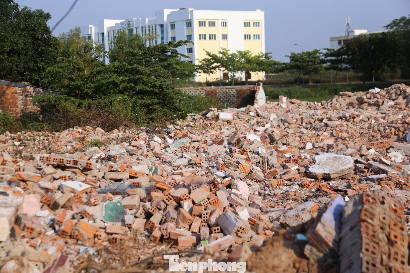 Ghi nhận của phóng viên, những ngày qua, các hộ gia đình nằm trong dự án Làng ĐH Đà Nẵng đã khẩn trương tháo dỡ, bàn giao mặt bằng cho chính quyền.