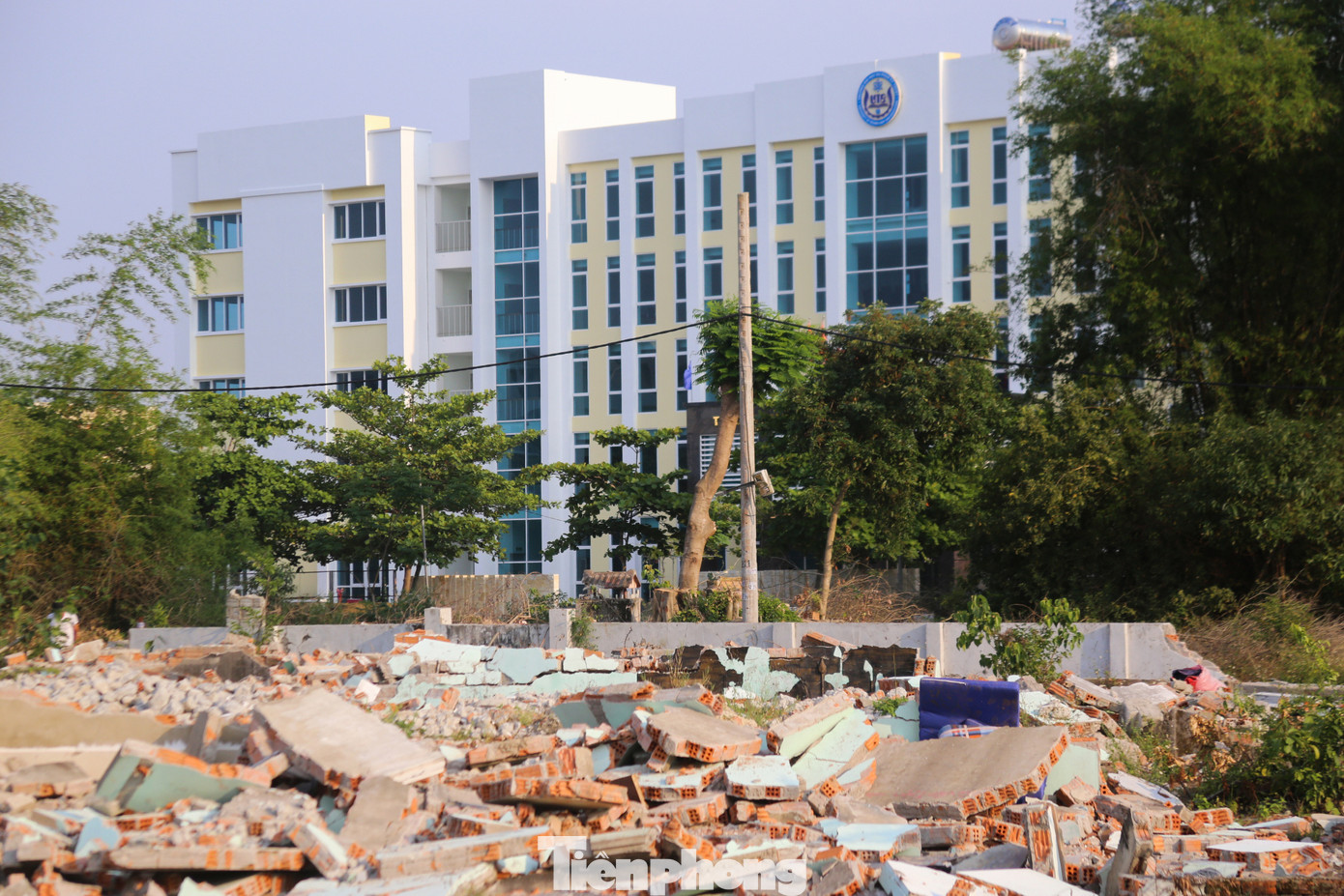 Ghi nhận của phóng viên, những ngày qua, các hộ gia đình nằm trong dự án Làng ĐH Đà Nẵng đã khẩn trương tháo dỡ, bàn giao mặt bằng cho chính quyền.