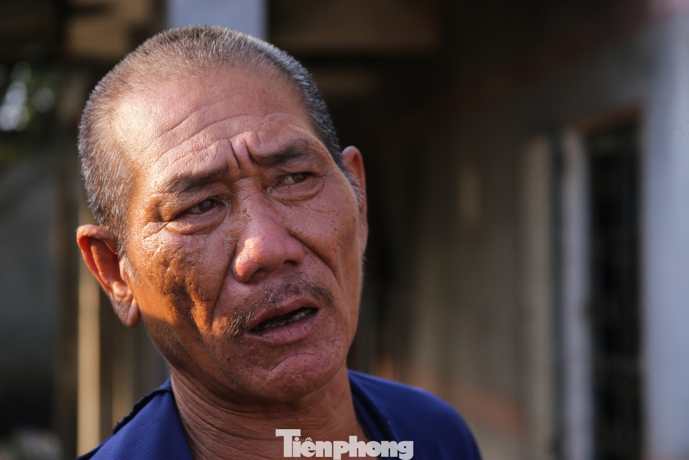 Cũng mong muốn sớm được đền bù để chuyển đi nơi khác, ông Trần Văn Lành (trú phường Hòa Quý) chia sẻ: “Các hộ gia đình xung quanh đây sau khi nhận tiền đền bù đã di dời đến nơi ở mới. Tôi cũng muốn đi lắm nhưng hiện tại không đủ kinh phí để mua đất xây nhà nên đang làm đơn xin hỗ trợ thêm từ chính quyền. Mong sao sẽ sớm được di dời chứ ở đây không thể làm gì được”.