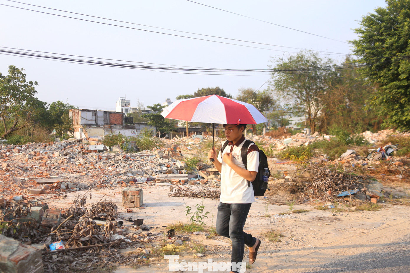 Trước đó, UBND quận Ngũ Hành Sơn (TP. Đà Nẵng) đã vận động được 14 hộ dân trong vùng dự án bàn giao mặt bằng để hưởng các quyền lợi và sớm khởi động lại dự án “treo” 27 năm qua.