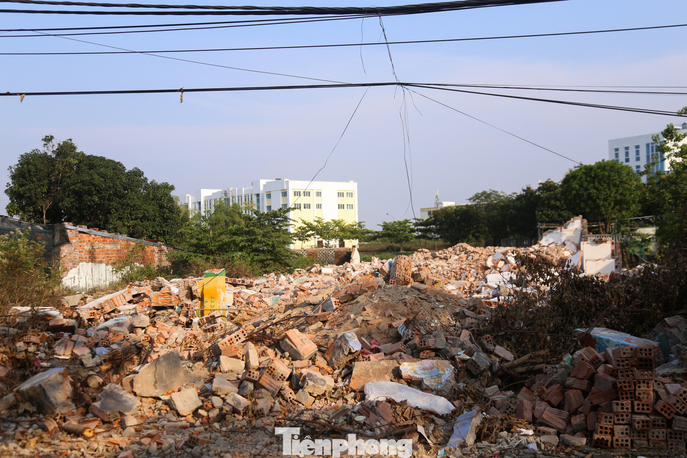 Ông Ngô Thanh Trà, Chủ tịch UBND phường Hòa Quý cho biết, thời gian qua, phường đã chia các tổ đến từng nhà hộ dân để vận động, tuyên truyền sớm bàn giao mặt bằng cho địa phương để đẩy nhanh thực hiện dự án. Địa phương cũng đã ghi nhận ý kiến của các hộ dân đang còn vướng mắc để có hướng xử lý.