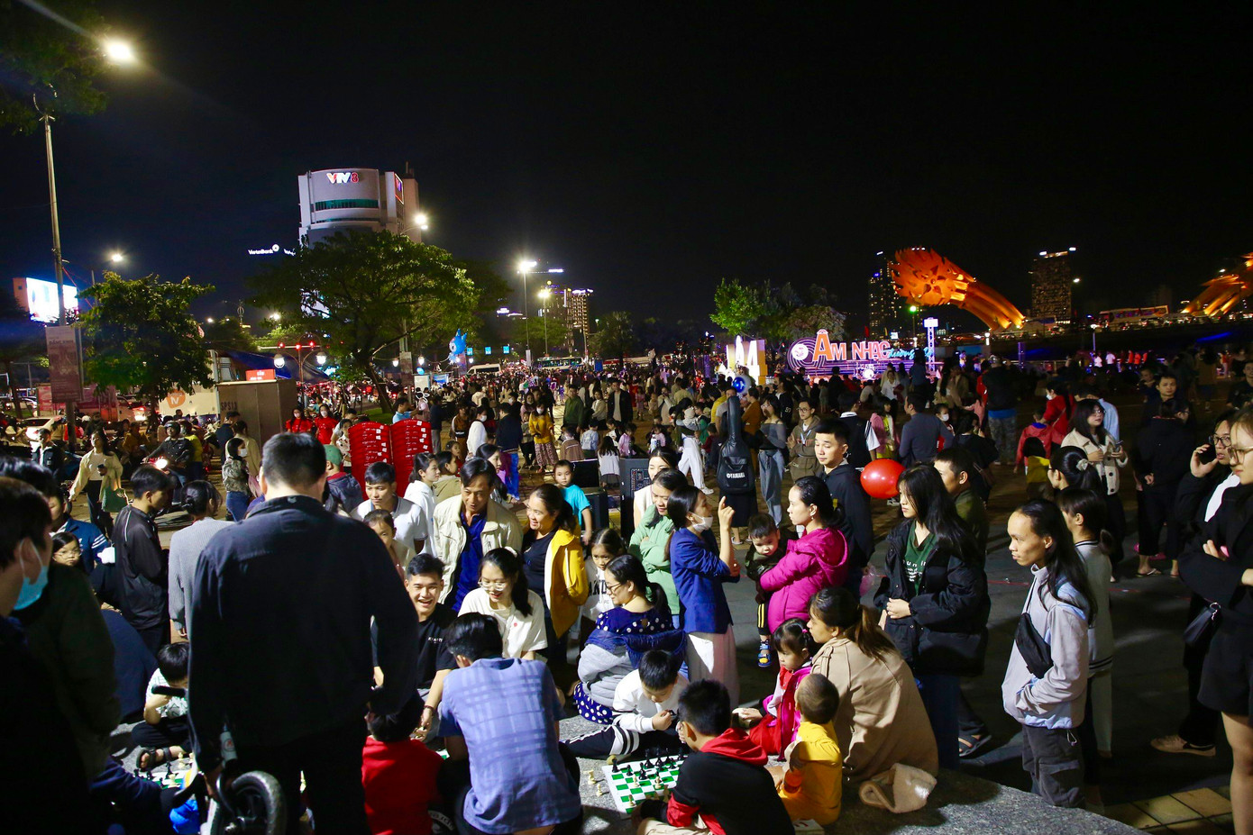 Tại khu vực Cầu Rồng, công viên Biển Đông… lượng người đổ về càng ngày càng đông để cùng nhau hòa mình dưới những tiết mục âm nhạc sôi động.