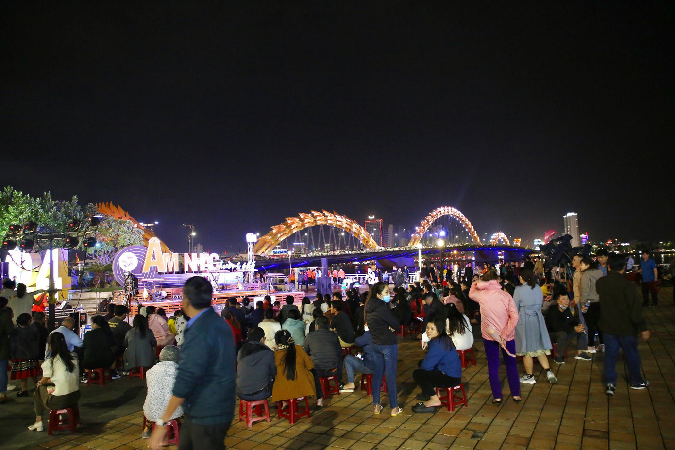 Hàng ngàn người chờ đợi những tiết mục âm nhạc bên sông Hàn.