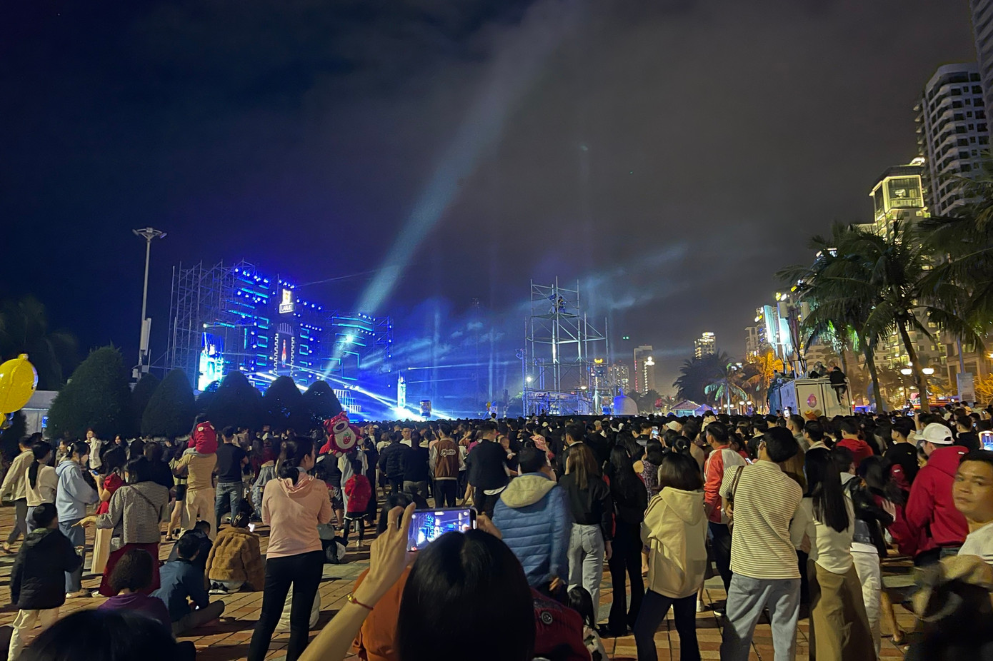 Hàng ngàn người tập trung tại công viên Biển Đông để tham gia bữa tiệc âm nhạc chào đón năm mới.
