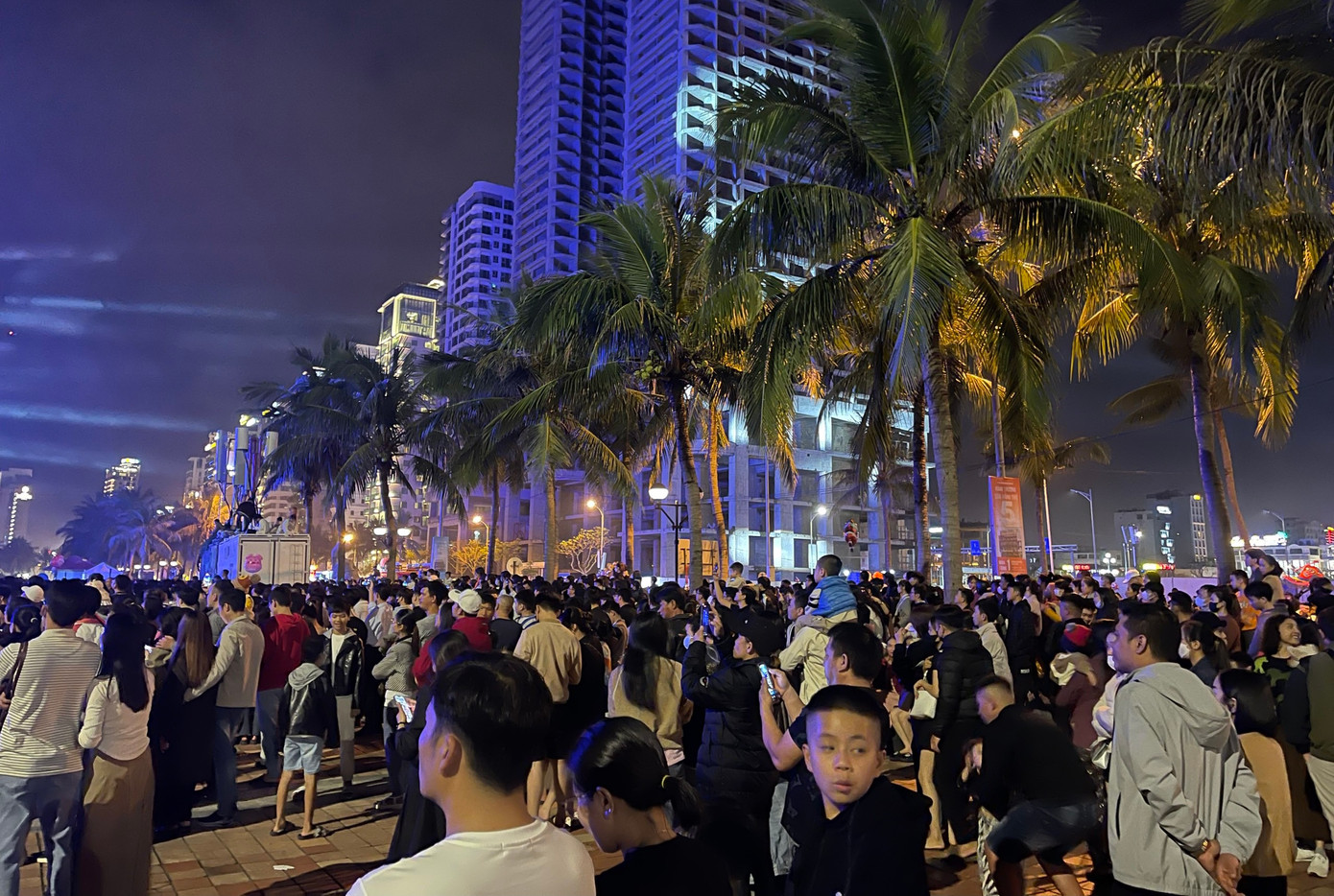 Tại khu vực Cầu Rồng, công viên Biển Đông… lượng người đổ về càng ngày càng đông để cùng nhau hòa mình dưới những tiết mục âm nhạc sôi động.