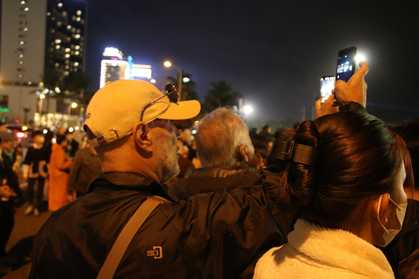 Nhiều người ghi lại những khoảnh khắc đẹp trước giờ G.