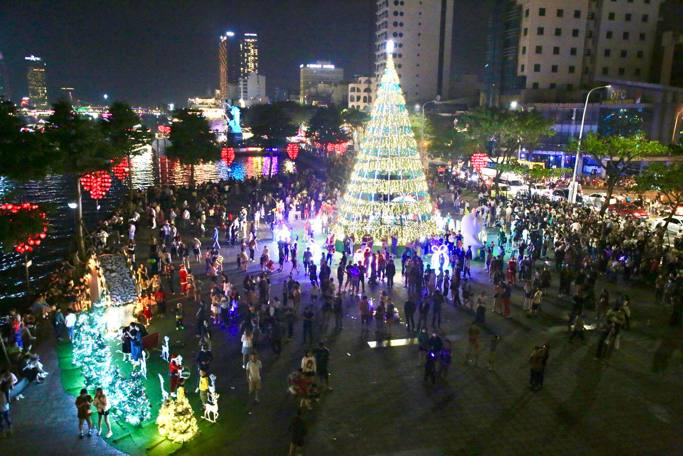 Theo báo cáo của Sở Du lịch thành phố Đà Nẵng, tổng lượng khách tham quan, du lịch Đà Nẵng trong dịp Noel và Tết Dương lịch 2024 từ ngày (23/12/2023 - 1/1/2024) đạt khoảng 261.000 lượt khách. Trong đó, khách nội địa ước đạt 123.000 lượt khách, khách quốc tế ước đạt 138.000 lượt khách (tăng 34,7% so với cùng kỳ). Khách nội địa chủ yếu đến từ Hà Nội, TPHCM và các tỉnh miền Trung lân cận. Khách quốc tế chủ yếu là khách Hàn Quốc, Đài Loan (Trung Quốc), Nhật Bản, Ấn Độ, Singapore.