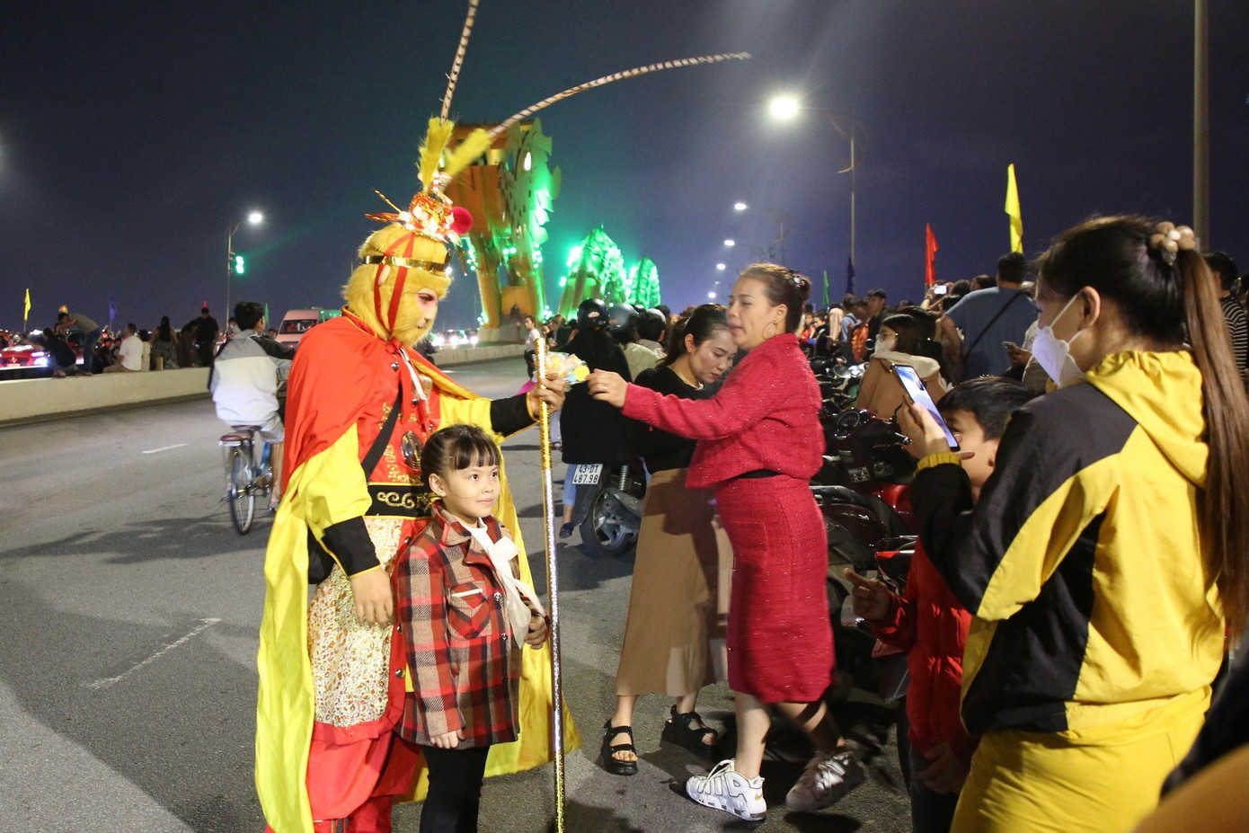 Chị Nguyễn Thu Hà (du khách đến từ Quảng Nam) cho biết, Tết Dương lịch được nghỉ 3 ngày nên chị cùng gia đình ra Đà Nẵng vui chơi đón năm mới. Gia đình chị đã có mặt từ rất sớm để cùng nhau chụp hình lưu giữ những khoảnh khắc đẹp trước khi bước sang năm mới.