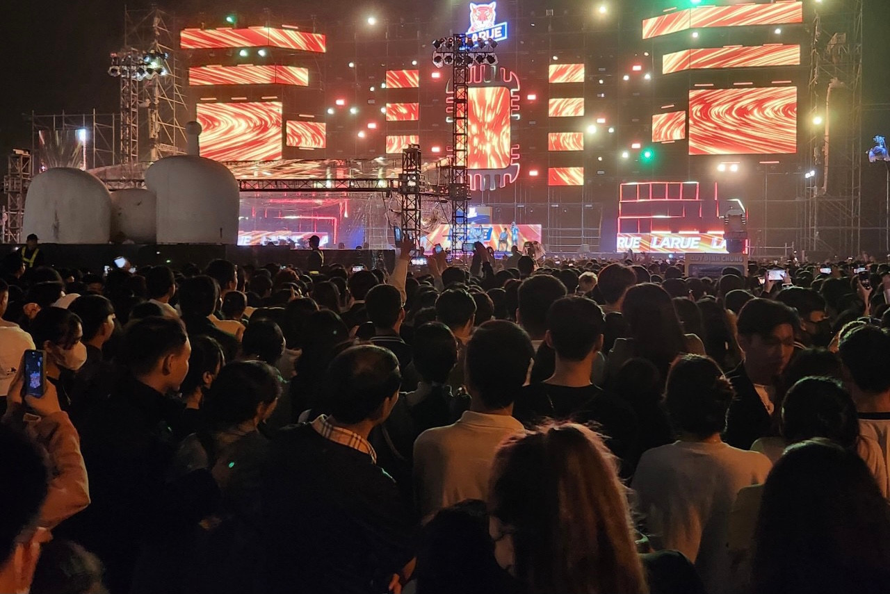 Hàng ngàn người tập trung tại công viên Biển Đông để tham gia bữa tiệc âm nhạc chào đón năm mới.