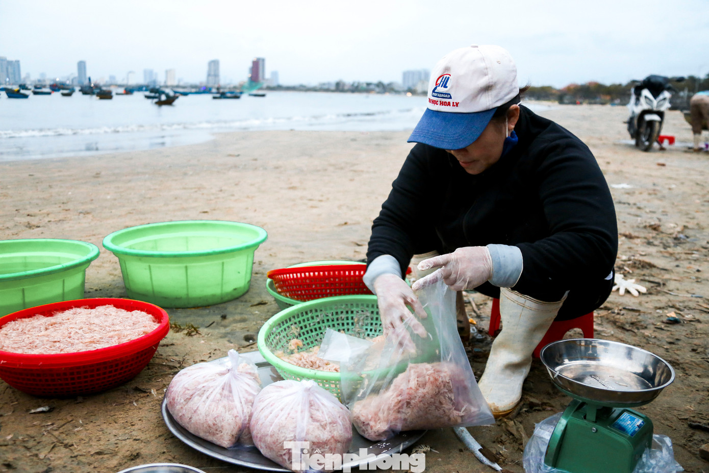 "Ruốc mất mùa nên năm nay chúng tôi không có hàng để bán. Mùa trước, ruốc nhiều nên giá thấp, nhưng năm nay giá đã tăng lên 50.000-70.000 đồng/kg, tuy nhiên lại khan hiếm. Tôi phải đến từ rất sớm, đặt trước mới có được hơn chục kg để cung cấp cho khách hàng,” chị Hiền, một tiểu thương, chia sẻ.