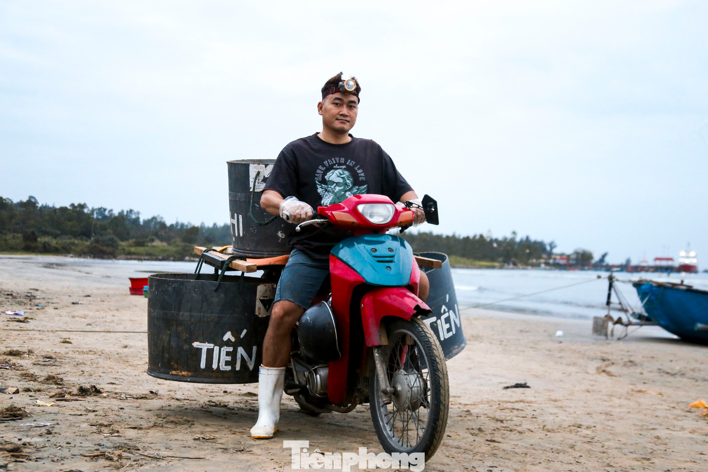 Nhiều tiểu thương đến từ sớm để chờ những chuyến tàu ruốc cập bến, với hy vọng thu mua đem bán tại các chợ. Tuy nhiên, họ phải thất vọng đi về vì ruốc mất mùa.