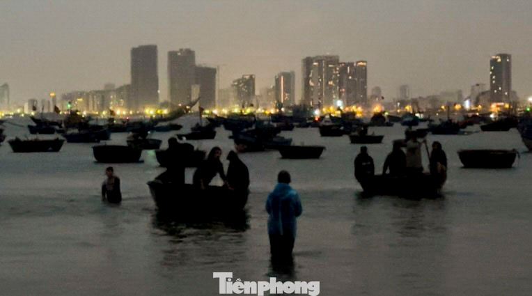 Tuy nhiên, mùa ruốc năm nay lại khác hẳn mọi năm, mặc dù vất vả ra khơi suốt đêm, ngư dân vẫn trở về tay trắng.