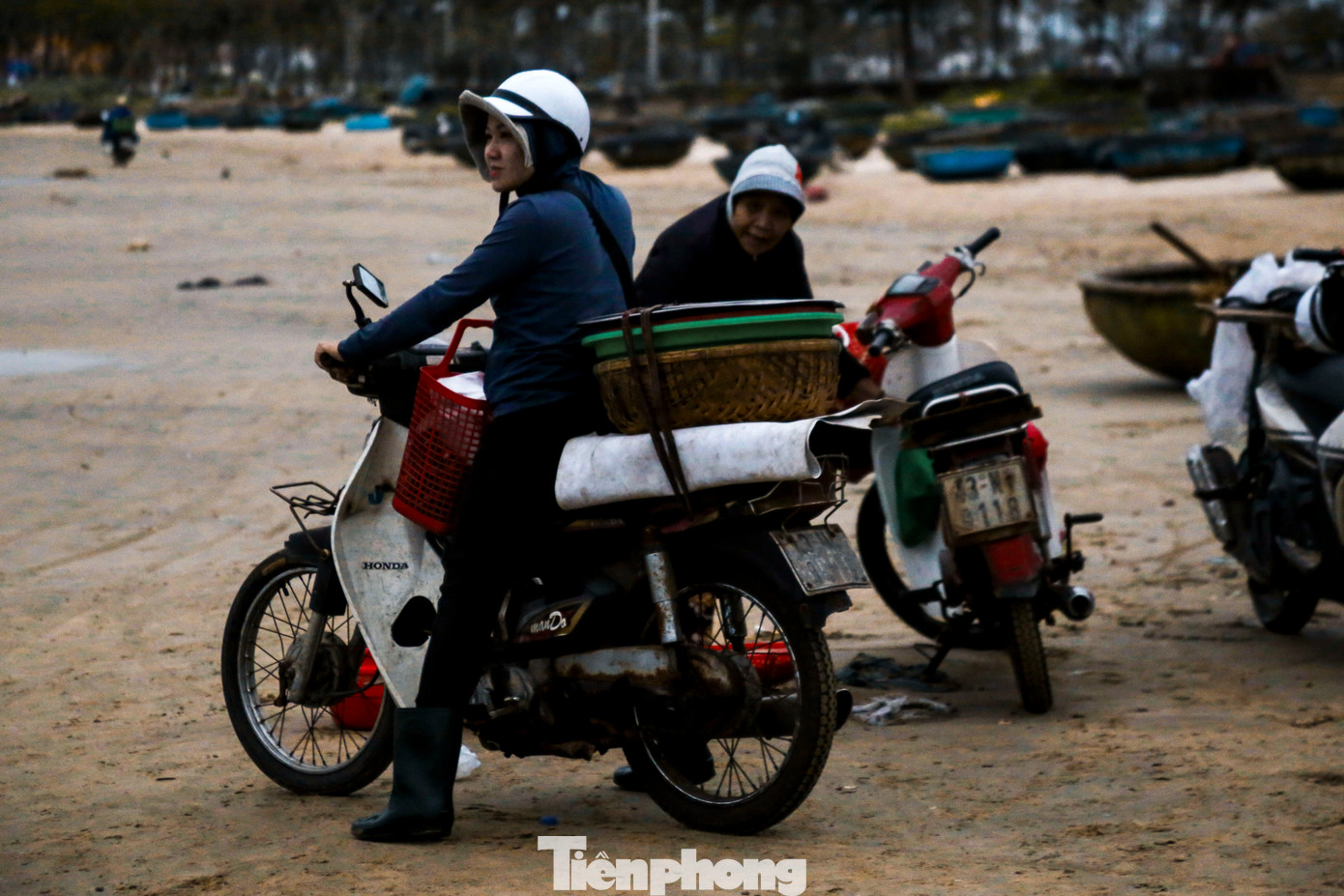 Nhiều tiểu thương đến từ sớm để chờ những chuyến tàu ruốc cập bến, với hy vọng thu mua đem bán tại các chợ. Tuy nhiên, họ phải thất vọng đi về vì ruốc mất mùa.