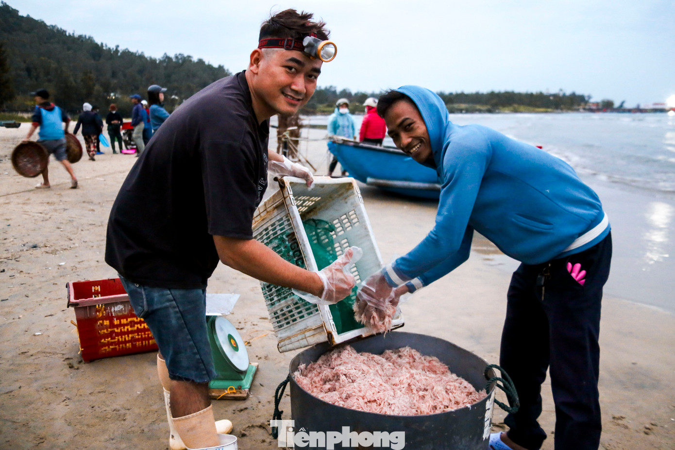 Mặc dù mùa ruốc năm nay không thuận lợi, nhiều ngư dân Đà Nẵng vẫn kiên trì, cố gắng lạc quan vươn khơi. “Hy vọng rằng trong những ngày tới, biển sẽ lại đầy ắp ruốc và công sức chúng tôi bỏ ra sẽ được đền đáp xứng đáng,” anh Nguyễn Tiến (trú quận Sơn Trà) chia sẻ.