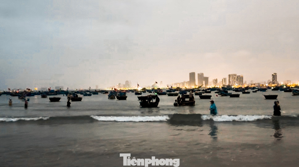 Theo nhiều ngư dân, họ phải đi xuyên đêm từ 16h hôm trước đến 5h sáng hôm sau mới trở về, dù vậy lượng ruốc đánh được không nhiều so với năm trước. Ông Lê Tuấn Châu - ngư dân hơn 35 năm với nghề đánh bắt - chia sẻ: "Những năm trước, cứ đến mùa là chúng tôi lại ra khơi, tàu đầy ruốc, thu nhập ổn định. Nhưng năm nay không hiểu sao ruốc hầu như không có, các chuyến ra khơi đều thất bại, chúng tôi đành trở về tay trắng. Không chỉ vậy, những chi phí cho xăng dầu, bảo dưỡng tàu thuyền, rồi chi phí sinh hoạt lại càng thêm nặng nề."