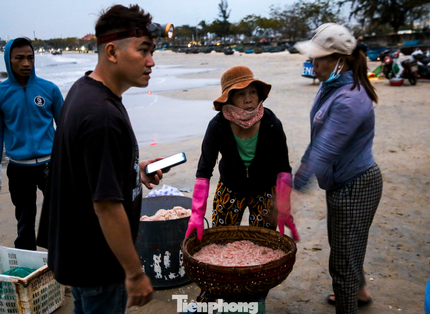 Các tàu ra khơi đi về chỉ được vài kg ruốc, lượng ruốc đánh bắt được giảm sút nghiêm trọng.