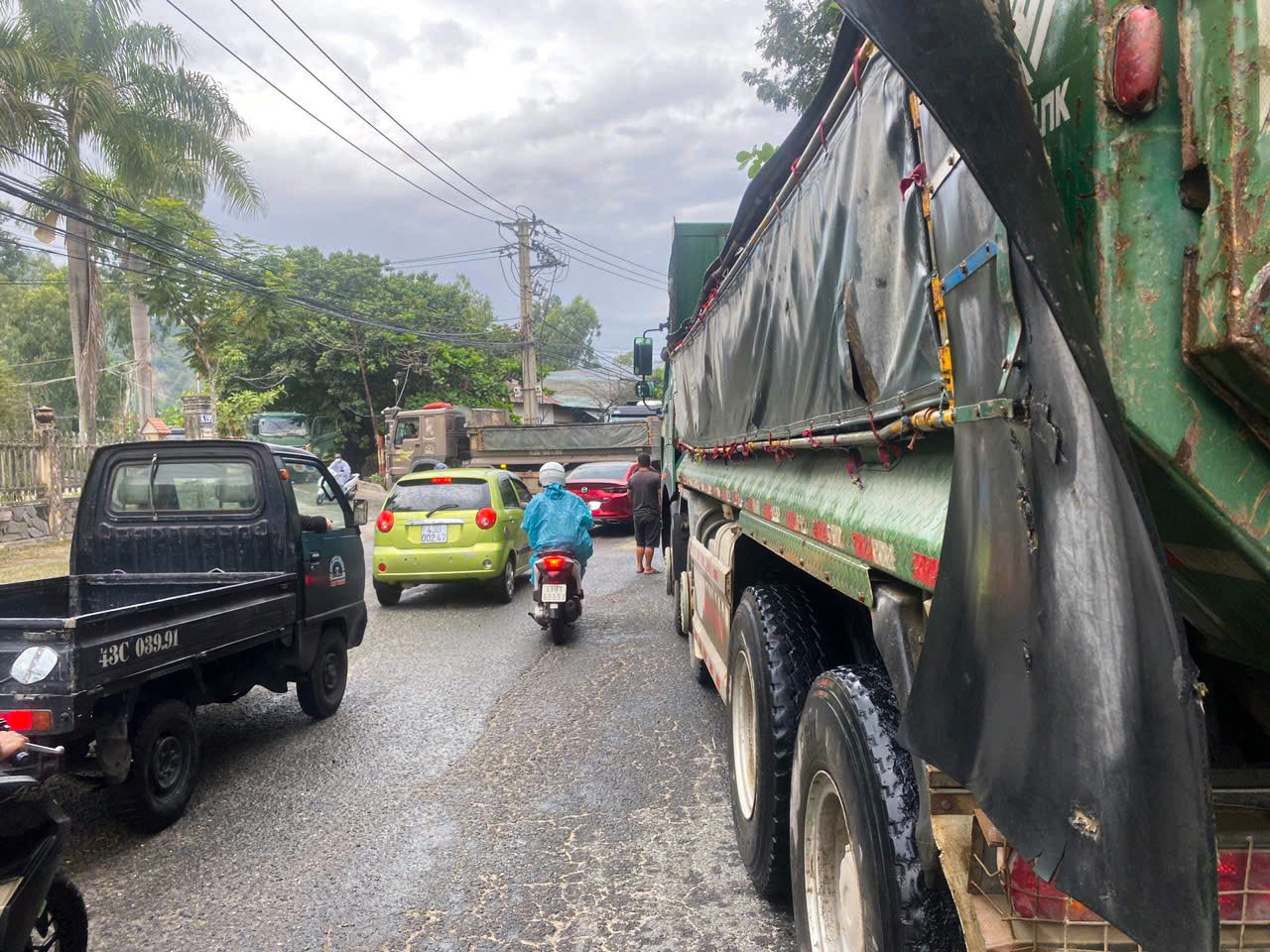 Đường Lê Trọng Tấn (phường Hòa Phát, quận Cẩm Lệ) là tuyến đường có xe trọng tải lớn chạy liên tục nhiều năm nay. Tuy nhiên, thời gian gần đây lượng xe chạy ra vào mỏ đá nhiều hơn khiến cả đoạn đường ùn tắc, người dân đi lại gặp rất nhiều khó khăn.