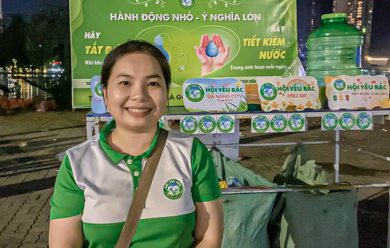 Bạn Nguyễn Thị Xuân Tâm (trú quận Cẩm Lệ), là thành viên của đội tình nguyện, chia sẻ: Nhóm mình vẫn thường sinh hoạt tại địa điểm quanh khu vực bắn pháo hoa. Sau khi màn pháo hoa kết thúc, đội mình cùng nhau thu gom rác, tập trung lại một chỗ để các công nhân môi trường dễ dàng thu dọn hơn.