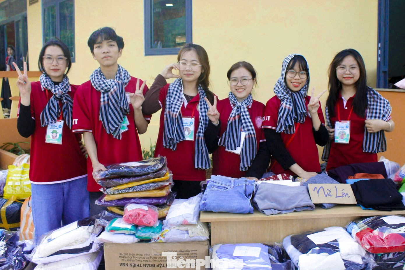 Bạn Lê Xuân Thanh Phương - CLB Công nghệ Thực phẩm trường ĐH Bách khoa chia sẻ: “Tham gia tình nguyện giúp em học cách đồng cảm, chia sẻ với những hoàn cảnh khó khăn của bà con nơi đây. Em tin rằng việc giúp đỡ người khác không chỉ mang lại giá trị cho cộng đồng mà còn giúp em trưởng thành hơn.”