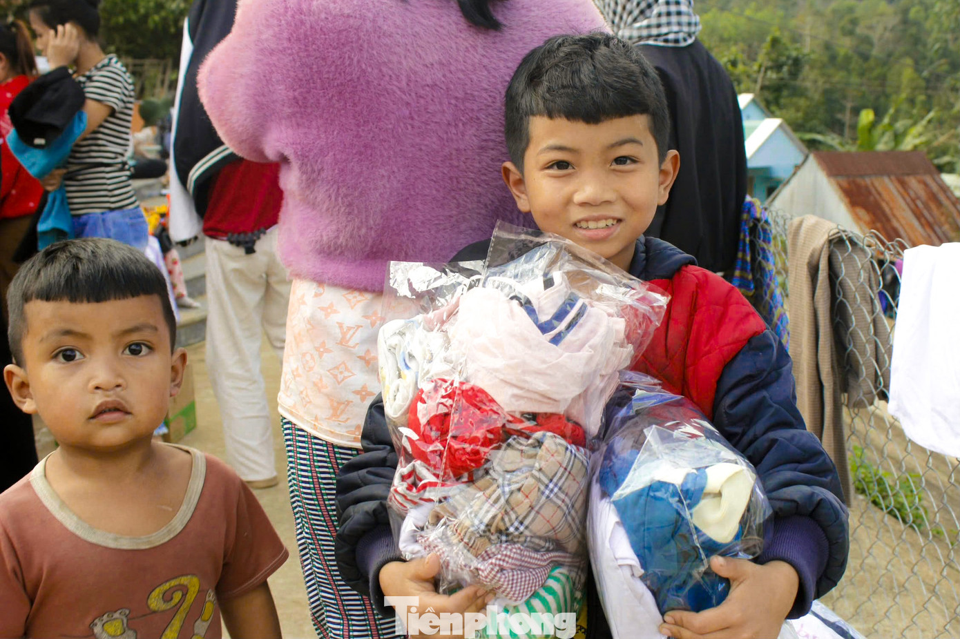 Những nụ cười hạnh phúc của các em khi được nhận quà.