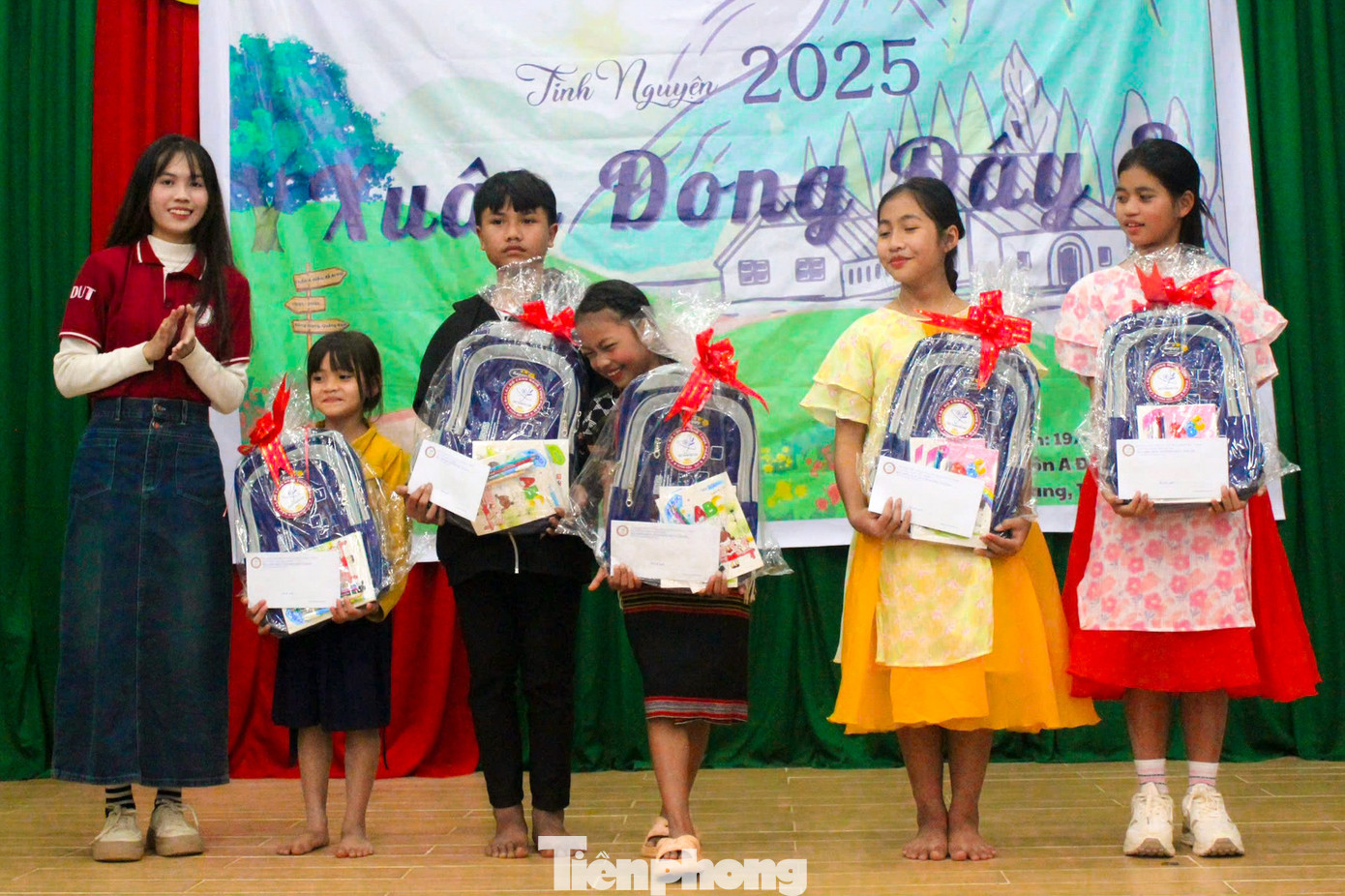 Anh Arâl Hóa - Bí thư Đoàn Thanh niên thôn A Điêu bày tỏ: “Đây là một chương trình ý nghĩa, bản thân tôi rất vui và biết ơn CLB Công nghệ Thực phẩm đã đến và mang những món quà thật ý nghĩa cho người dân trong dịp Tết năm nay. Mong rằng CLB sẽ luôn phát triển, thành công để có thể giúp đỡ nhiều bà con khó khăn hơn.”