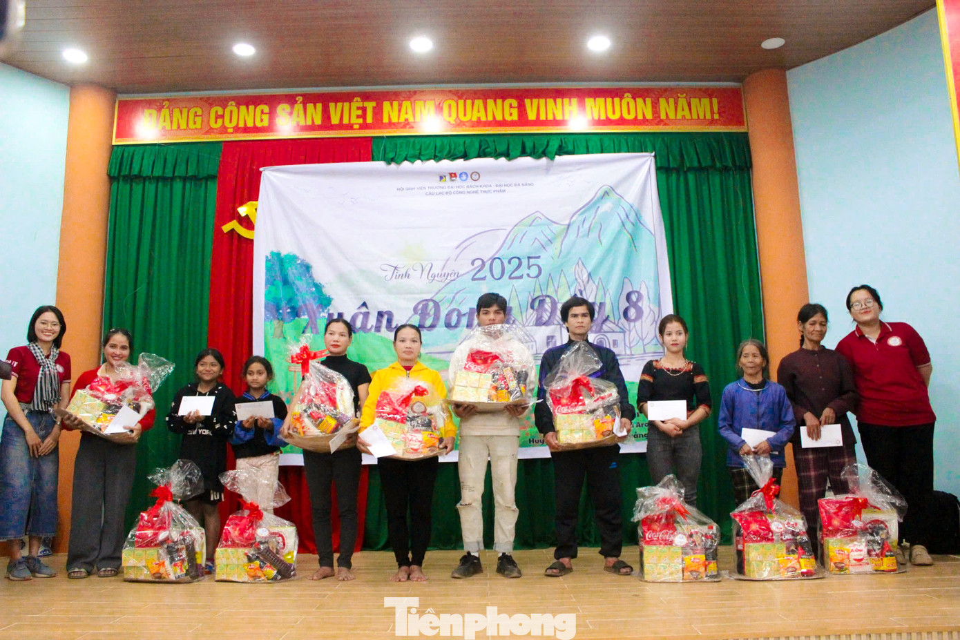 Với mong muốn chia sẻ những khó khăn, động viên tinh thần, giúp người dân cảm nhận được sự quan tâm, nhiệt huyết và năng nổ của thế hệ thanh niên hết mình vì cộng đồng, hơn 100 bạn trẻ đến từ CLB Công nghệ Thực phẩm trường Đại học (ĐH) Bách Khoa - ĐH Đà Nẵng đã thực hiện chiến dịch tình nguyện “Xuân đong đầy 8 - Hành trình kết nối yêu thương", mang những món quà ý nghĩa đến với bà con vùng cao Quảng Nam.