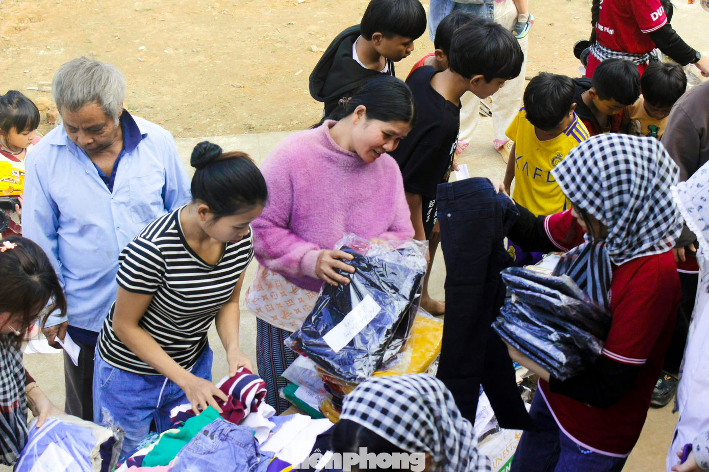 Niềm vui của bà con vùng cao khi nhận được những bộ áo quần mới trước Tết.