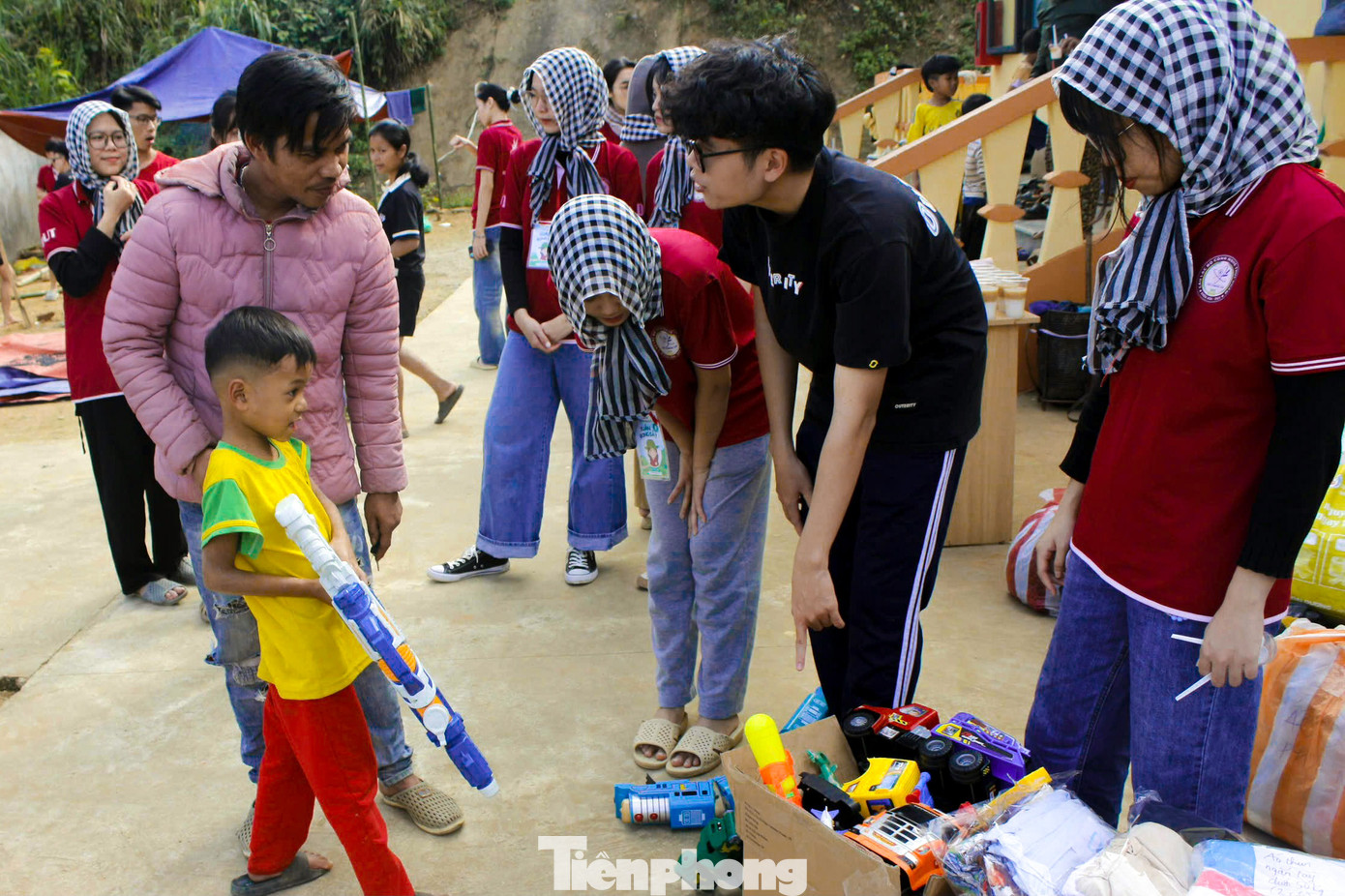 Những nụ cười hạnh phúc của các em khi được nhận quà.