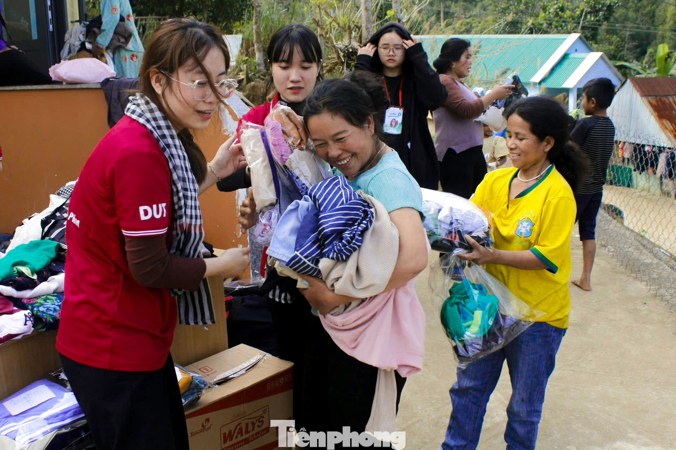 Niềm vui của bà con vùng cao khi nhận được những bộ áo quần mới trước Tết.